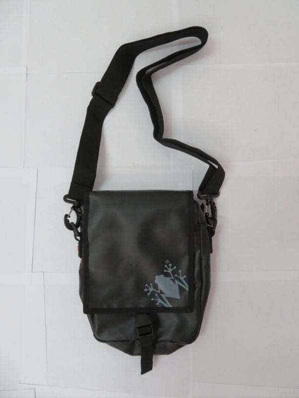 amphibious-frog-waterproof-messenger-bag-black-ams-trs-05-01-figure-1_800x800