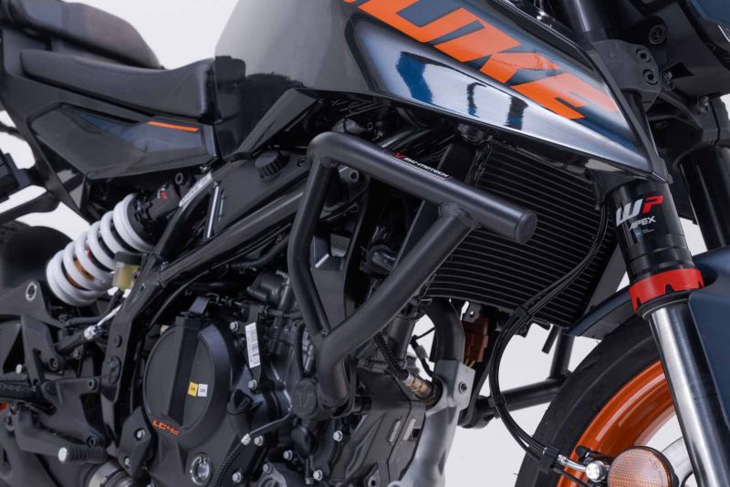 sw-motech-crash-bar-black-125-390-duke-23-svartpil-vitpil-401-sw-sbl-04-988-10000-b-figure-1_800x800
