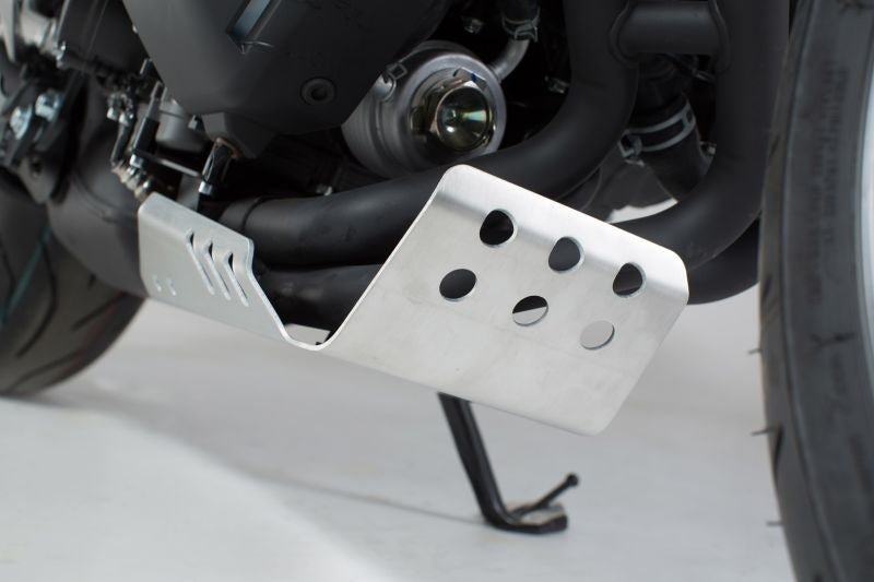 sw-motech-engine-guard-silver-mt09-tracer-tracer900-gt-xsr900-niken-sw-mss-06-599-10000-s-figure-1_800x800