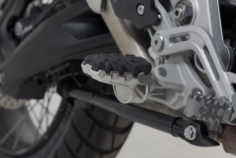 sw-motech-evo-footrest-kit-triumph-tiger-1200-models-22-sw-frs-11-112-10600-figure-1_800x800