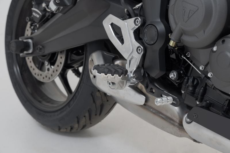 sw-motech-evo-footrest-kit-triumph-tiger-660-21-24-yamaha-tracer-700-7-sw-frs-11-112-10500-figure-1_800x800