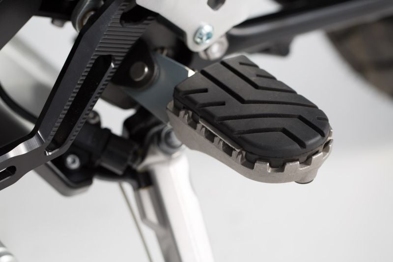 sw-motech-ion-footrest-kit-black-triumph-tiger-800-900-1200-scram-1200-sw-frs-11-011-10103-b-figure-1_800x800